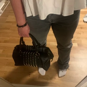 Väska!  - Säljer denna ursnygga väskan. Perfekt nu till sommaren. Budgivning sker. STARTBUD: 50kr 