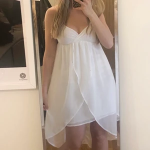 Vit klänning från Soaked in Luxery - Fin vit sommarklänning med fall baktill. Använd en gång. Nypris 799. Strl xs men mer som s. 