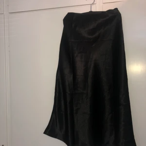satin kjol - säljer denna satinkjol då jag råkade köpa två stycken, älskar den! skit ball