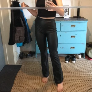 Svarta skinnbyxor  - Säljer dessa ursnygga skinnbyxor i bootcut pågrund av för små i midjan. Jag är 170 cm lång och sitter väldigt bra på mig! Skriv privat för intresse eller fler bilder på dom❤️