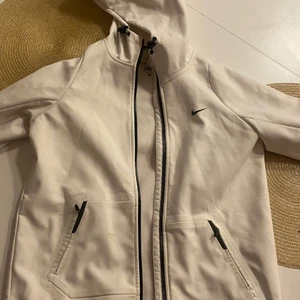 Jacka - Säljer denna slutsålda trendiga jackan. Jackan är i storlek S och utgångspriset var 1.499kr Säljer för 300kr 