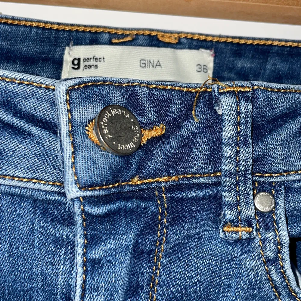 skinny ripped jeans från gina tricot i storlek 36. bara använt 1 gång på grund av att dom inte passar mig. väldigt fint skick.. Jeans & Byxor.