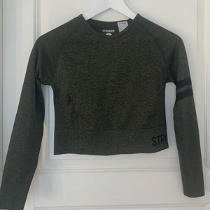 Träningströja storlek M/L - Träningströja från Stronger, storlek M/L. Tröjan är aldrig använd, säljer pågrund av fel storlek.