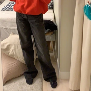 Jeans - Säljer dessa jättefina gråa jeans från Zara, säljs inte längre och är i väldigt bra skick! Köpta för 400 kr. 