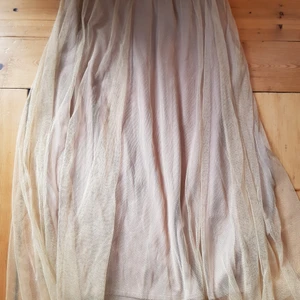 Tyllkjol rosa - Fin kjol inköpt från Mango Suit kollektionen några år sen. Använd sparsamt. Snygg med oversize sweater och sneakers tycker jag! Se sista bilden för midjebanddetaljen.