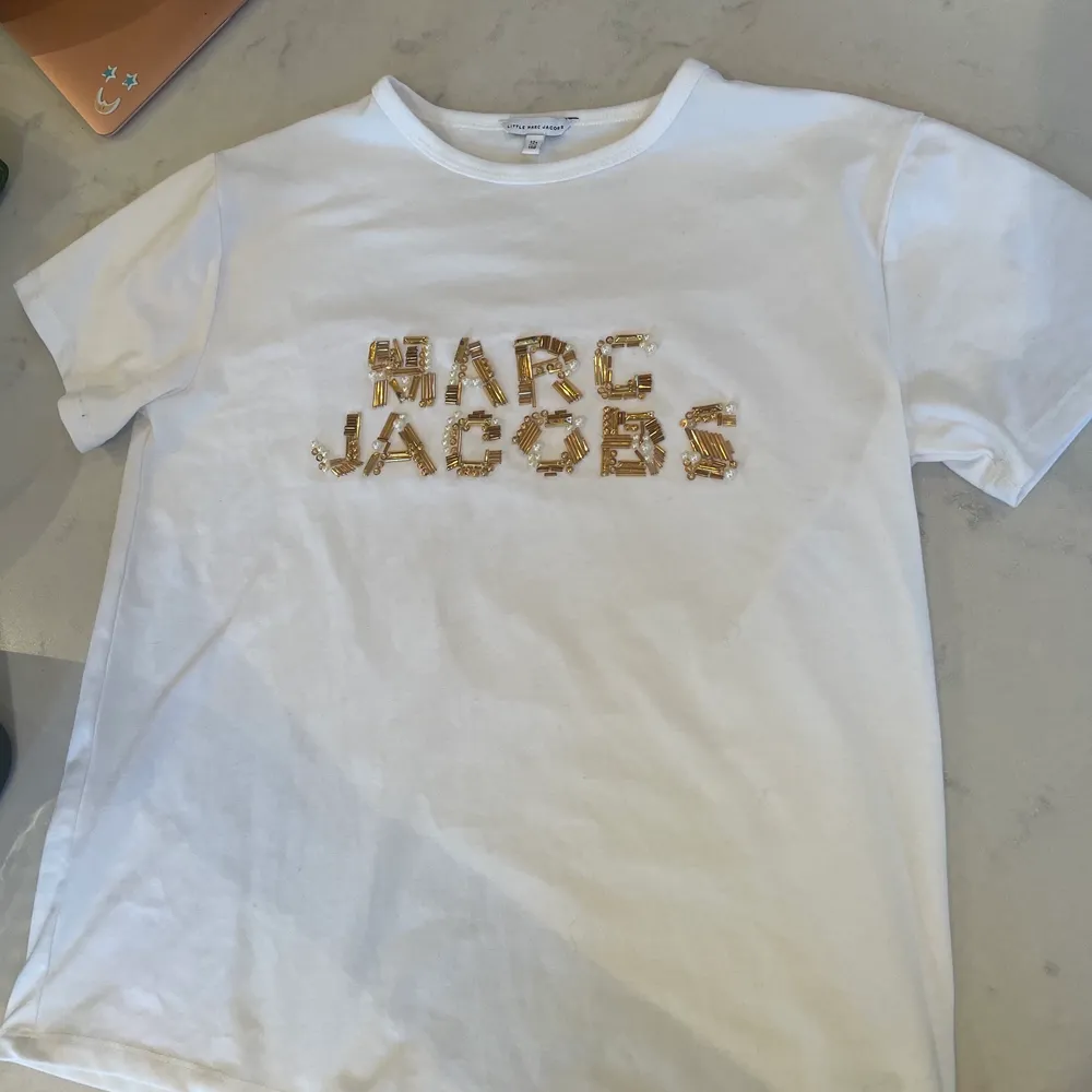 Jag säljer min super snygga Marc Jacobs T-shirt! Nypris: 820. Jag säljer den för 375 kr inklusive frakt. Det är storlek 156 men den passar även mig som är ca 170 lång.  Kontakta mig vid intresse❤️😊. T-shirts.