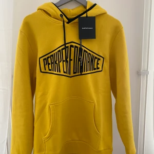 Peak performance hoodie - Helt oanvänd med lappen kvar. Kan fraktas, köparen står för kostnaden