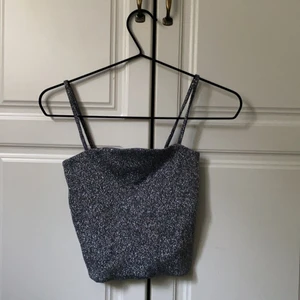 Glittrigt linne Monki - Ett fint glittrigt linne från Monki, som jag säljer eftersom det blivit för litet. Linnet är endast använt vid två tillfällen, så det är i bra skick. Jag säljer det för 60kr + frakt