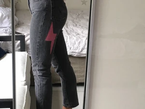 Blixt jeans från Levis!  - Dessa ursnygga jeans säljer jag! 2 blixtar, en fram och en bak! Målat själv med vattenfast färg. Så fina men kommer inte till användning. Modell 501.