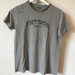 Grå T-shirt med tryck, XS-S - Grå tisha med tryck i mjuk och skön bomull! XS-S  Kan mötas i Stockholm eller skicka mot fraktkostnad! ✨🌸✨