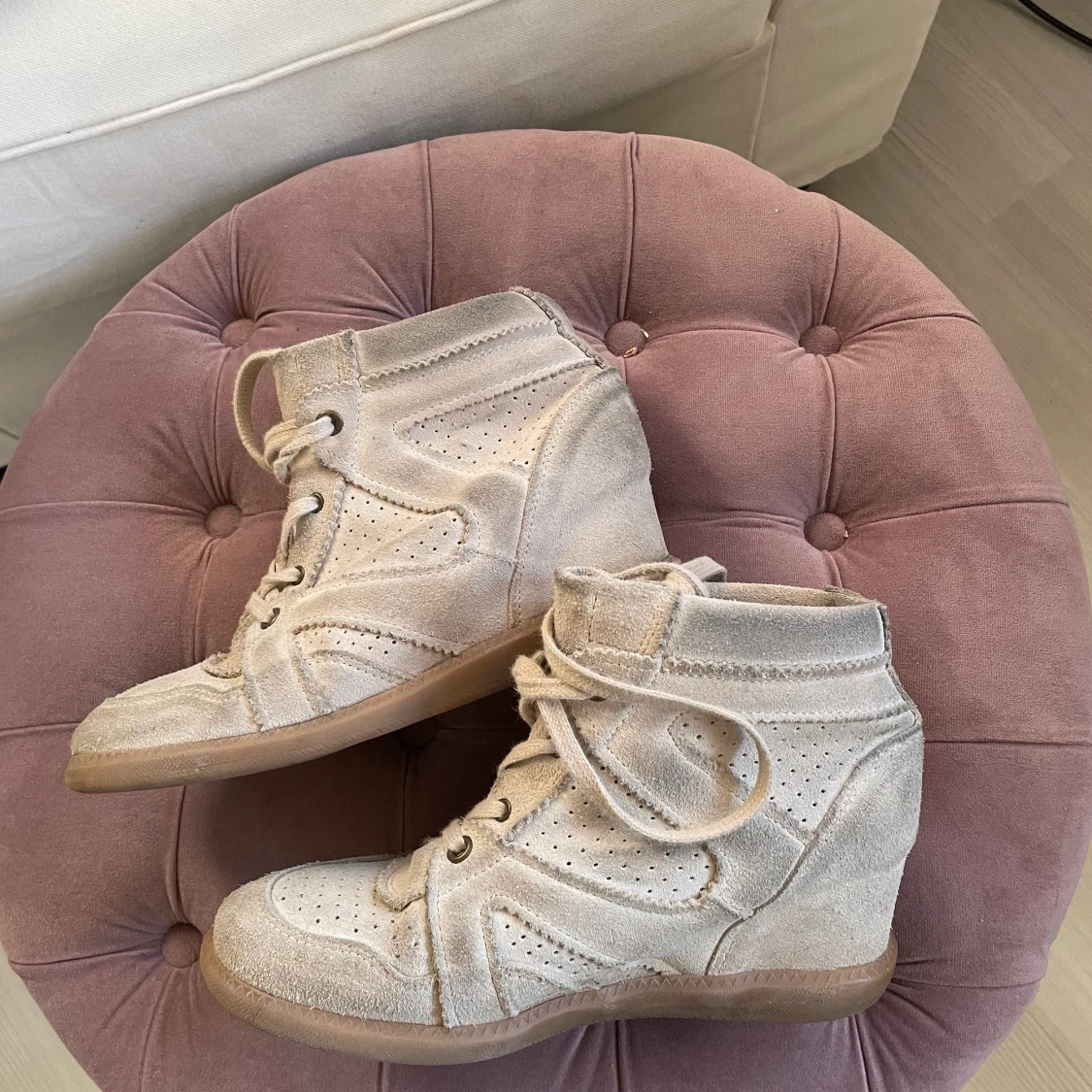 Ett par Isabel marant inspererade skor