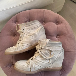 Ett par Isabel marant inspererade skor - Köpt på butiken Bekås. Andvänt ett fåtal gånger så dom kommer i bra skick. STORLEK 39. Obs - köparen står för frakten💖