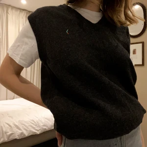 Boomerang väst - Superfin väst från boomerang som inte används då jag har så många västar🖤🖤 Västen är i en mörkgrå färg och passar för en oversized fit. Bra kvalitét!