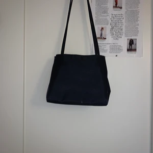 Mörkblå väska - Mörkblå, glittrig väska. Köparen betalar frakten.