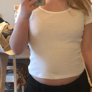 Tröja - Jättegullig lite genomskinlig tröja med urringning. Den är perfekt till sommaren! 