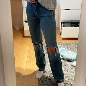 Ett par raka jeans med hål från h&m💞 jätte fint skick o går ner till skorna✨✨