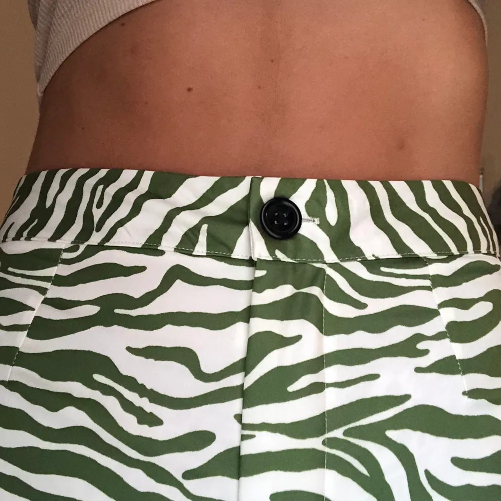 Zebra mönstrade byxor i grönt från Shein. Säljes pga de aldrig kommer användas av mig. Storlek M men skulle säga att dom är mer XS/S. Aldrig använda ❤️. Jeans & Byxor.