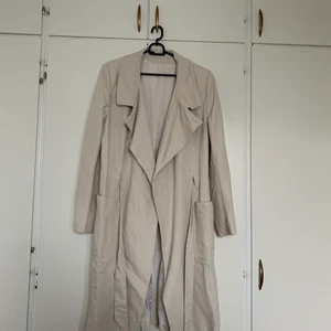 Tiger of Sweden - Kappa från tiger of Sweden. Typ oanvänd men den har lite defekt som går att åtgärda. Sömn på bandet vid spetsarna har gått upp som man kan fixa. Och lite sömn på innertyget vid nacken armhålan och längs ner har sprättats upp. Inget fel på själva kappan och det som synd 