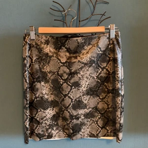 Snakeskin kjol - Kjol i fake ormskinn, använd en gång. Från Gina Tricot och har en dragkedja baktill. True to size