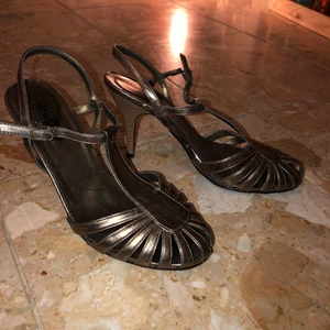 Vintage klackskor - Hej säljer mina klackskor som min mamma köpte för många år sedan. Super fina på men passar tyvärr inte min stil längre. 