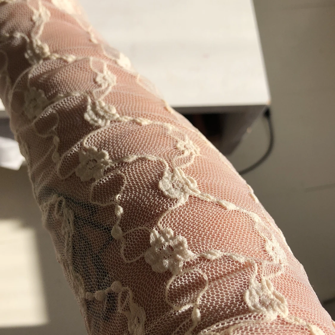 Vit nättröja med blomdetaljer - 91