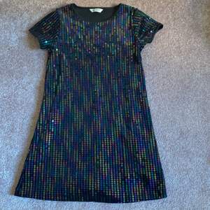 En snygg glittrig klänning från Cubus. Är i bra skick och använts en gång. Köpare står för frakt 🌸