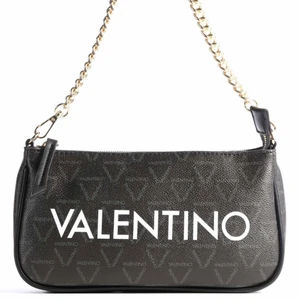 Valentino Väska  - Säljer min fina Valentino väska pågrund av att jag inte använder den längre.                                                                                             Den är i bra skick finns inga märken på användning.                            Buda eller köp direkt för 1500                                                               Ansvarar inte för postens slarv.                                                                  Köpt är köpt frakt 47       