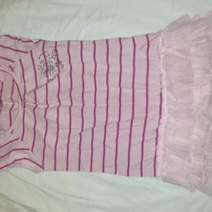 Rosa barnklänning med tyll kjol