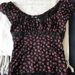 SÖT Y2K TOPP!!💜💜💜 - En super söt vintage y2k top med puffiga ärmar och spets detalj under brösten! Gulligt blommönster och perfekt fit! Verkligen så söt till sommaren . Skulle rekommendera S-M 💕💕