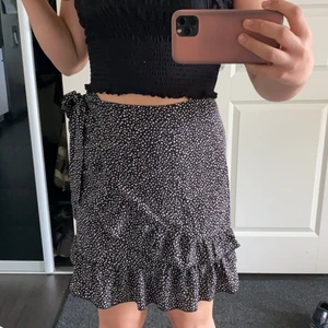 Svart vit volang kjol  - Svart vit volang kjol. Använt få gånger. Säljer den för 120 + köparen står för frakten. Det är dragkedja. Är det någon du undrar så är det bara att skriva 💕