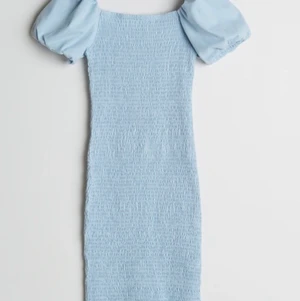 Klänning - Säljer denna blå klänningen från ginatricot! Köpt förra sommaren men är bara använd någon enstaka gång så den är som nyskick. Nypris ligger på 399! Jag säljer för 200 inkl. frakt.  Kontakta mig gärna för fler frågor eller funderingar🤩🥰