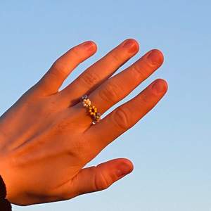 En super söt ring som är såå fin till sommaren🌞 du kan beställa tre ringar och slippa betala frakt💕köp en betala 20 kr +frakt💕följ gärna våran Instagram: jewelry_by_m.k 