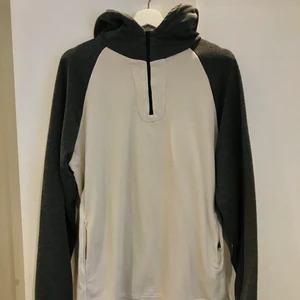 Hoodie med dragkedja och fickor  - Skön hoodie med dragkedja, luva och fickor. Använd 1-2 gånger.