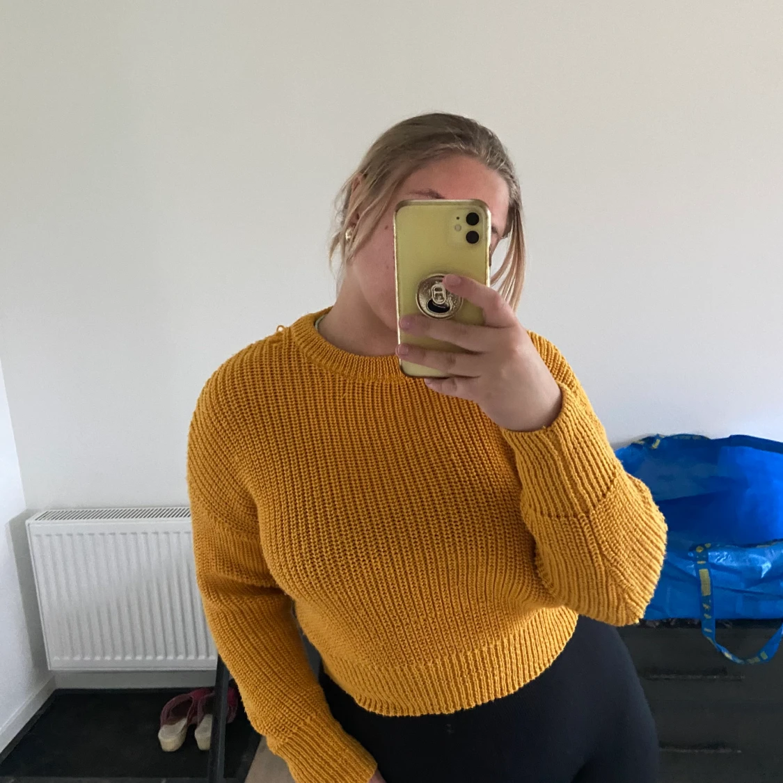 Gul stickad tröja