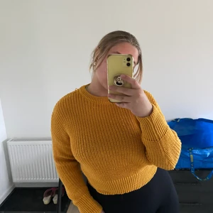 Gul stickad tröja - En gul stickad tröja från Pull and bear, väldigt stretchig och inte alls stickig! Inte heller alls för varm så den är superskön att slänga på sig en sommarkväll! Du betalar frakt!
