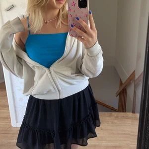 Blått linne - Ett jättefint linne från zara. Använt fåtalgånger. Passar jätte fint nu till sommaren när man blir liter brunare. Går att styla med bland annat kjol eller vita jeans💕💕💕