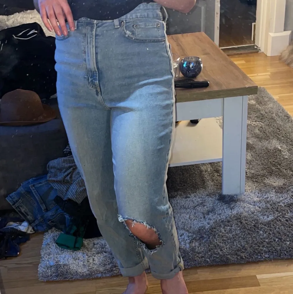 säljer mina högmidjade mom jeans för jag gillar inte hur de sitter på mig, bra längd för mig som är 160 lång. köparen står för frakten <3. Jeans & Byxor.
