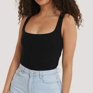 NAKD Svart ribbat linne - Superfint linne som tyvärr inte passade mig🖤 Köptes här på Plick. aldrig använt av mig. Linnet är i storlek XS men skulle mer säga att det är en S! Originalpåsen får du med dig!