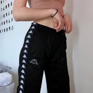 ”Kappa” mjukisbyxor - Supersnygga och mjuka byxor från ”kappa” som jag tyvärr måste sälja då de inte passar mig längre :( 