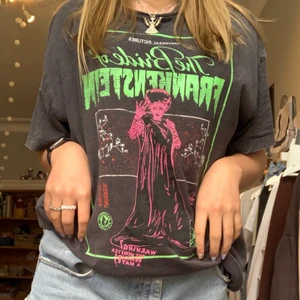 Cool t-shirt - Cool t-shirt från hm i en oversized storlek M. Passar till de mesta. Köparen står för frakt💕