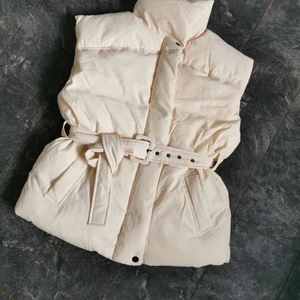 Väst från Gina - Supersnygg beige / krämvit bäst från Gina Tricot. Använd 2 gånger bara så är som ny!