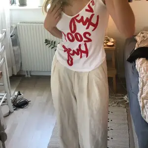 supercoolt linne från Hugo boss. säljer pågrund av lite användning😌 storlek S. Hör av er vid frågor priset kan diskuteras ☺️✨✨