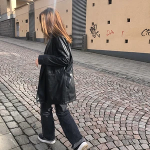 Zara - Säljer dessa super snygga mid waist jeans!💞
