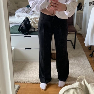 Kostymbyxor från esprit  - Jättefina svarta lågmidjade kostymbyxor från esprit! Sparsamt använd och i väldigt bra skick 💝