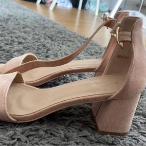 Damskor - Babyrosa låga klackarskor använda en gång på fest. Lite smutsiga vid tårna men går att lösa. Kontakta mig vid intresse💗