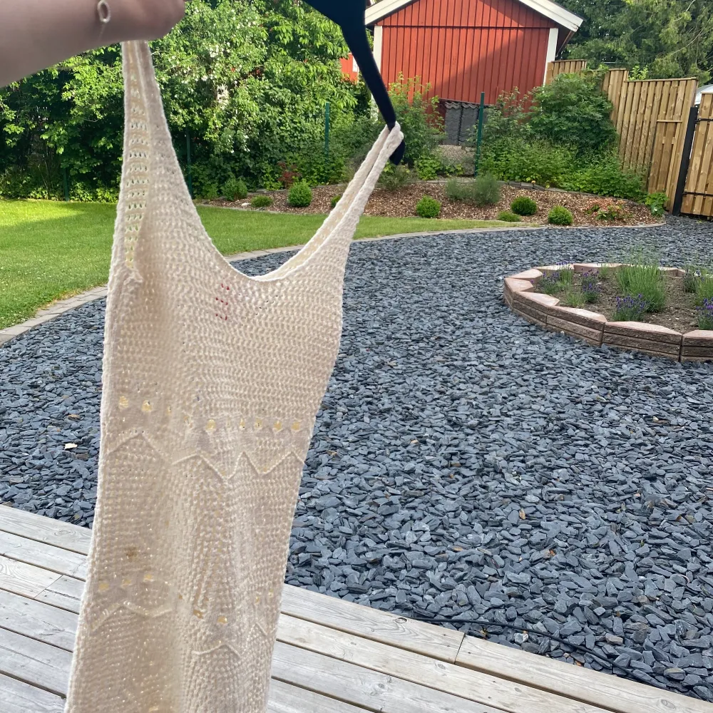 Mammas lilla stickade klänning från 70-talet. Du  kan ha den över ett par Jeans eller bara som en strandklänning. Du står själv för frakten 30kr🥰. Kontakta vid intresse, frågor eller fler bilder💕 buda i kommentarerna om du är en seriös köpare☺️. Klänningar.