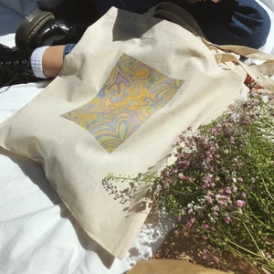 Totebag  - Tygpåsar med tryck som finns flera exemplar. Kan tvättas upp till 40-60 grader i tvättmaskin får ej tvättas för hand. Hållbara och miljövänliga gjorda utav 100% bomull. Dom görs för hand med värmepress. 70kr + frakt 💗