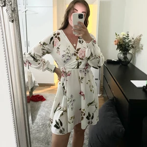 Blommig klänning  - Supersöt blommig klänning i storlek S🤍🌸 60kr+frakt