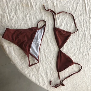 Shein - bikini - Brun bikini från Shein. Underbar men tyvärr för liten- storlek M och skulle säga att den är liten i storleken 🌻