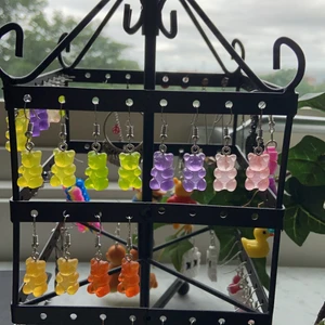 Nalle örhängen  - Säljer nu dessa nalle örhängen, väldigt gulliga och perfekta att använda om man vill piffa upp sin outfit:) Jag tar 49kr + frakt/st för dessa:) 